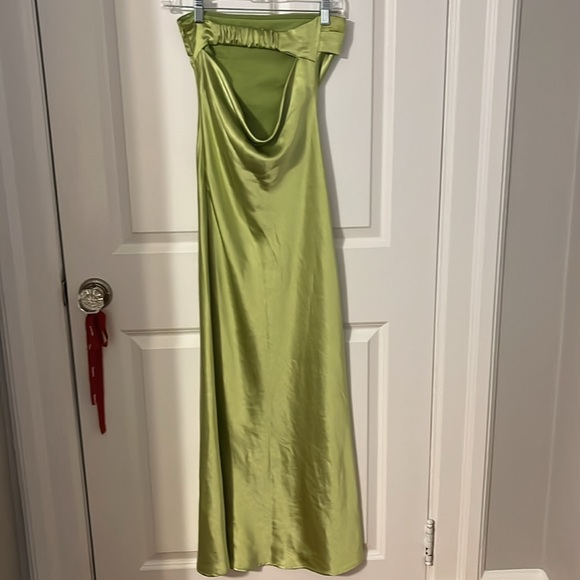 Realtix gorgeous  satiny strapless gown. Pale green size XS - Picture 3 of 5
